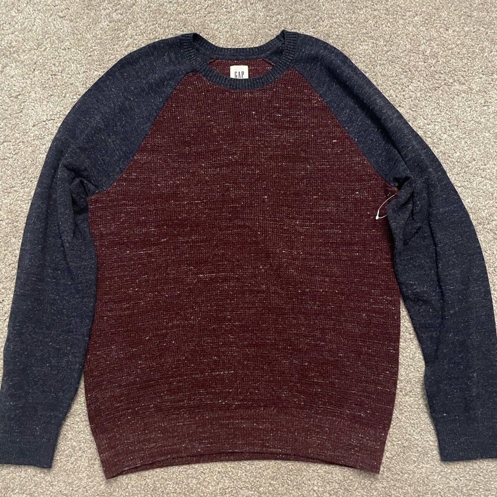 GAP MENS SWEATER SIZE MEDIUM. Burgundy & Navy Sleeves. New without tags